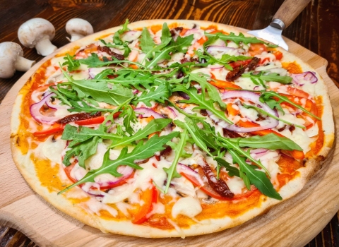 Пицца с вялеными томатами и сыром Моцарелла